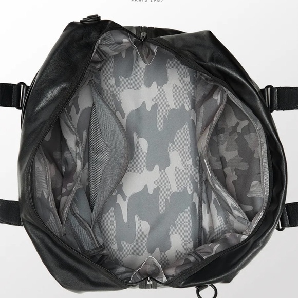 Elegant Black Duffel Bag for Men - Picture 3 of 7